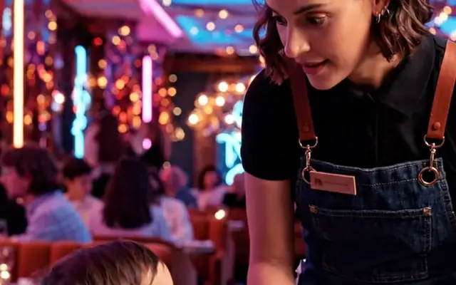 Le secret du bébé du chef : une serveuse au cœur rebelle